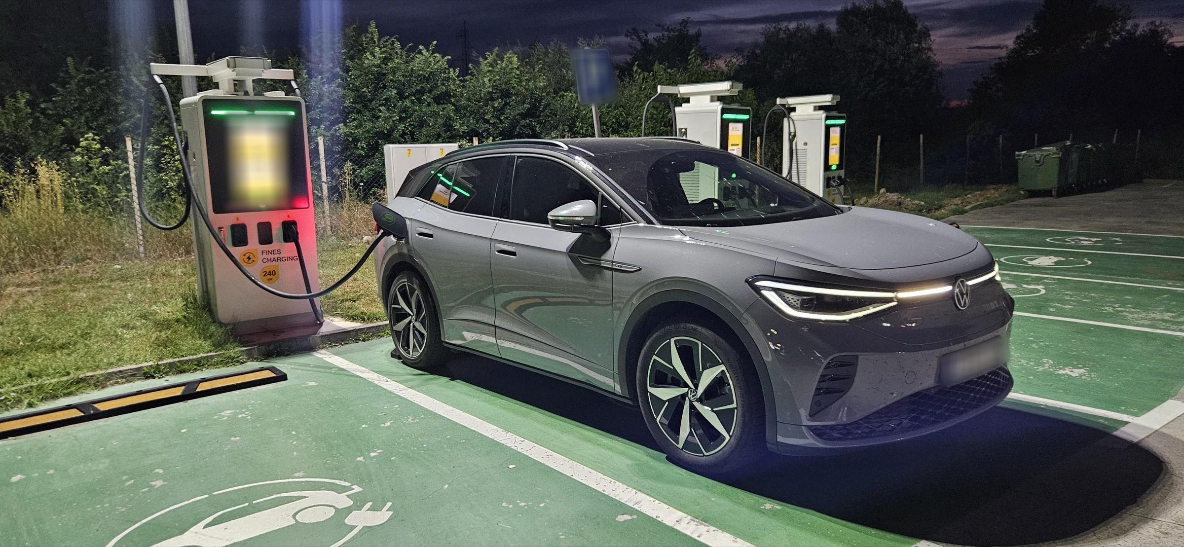 Автомобил зарежда на бърза Fines Charging локация с няколко зарядни станции