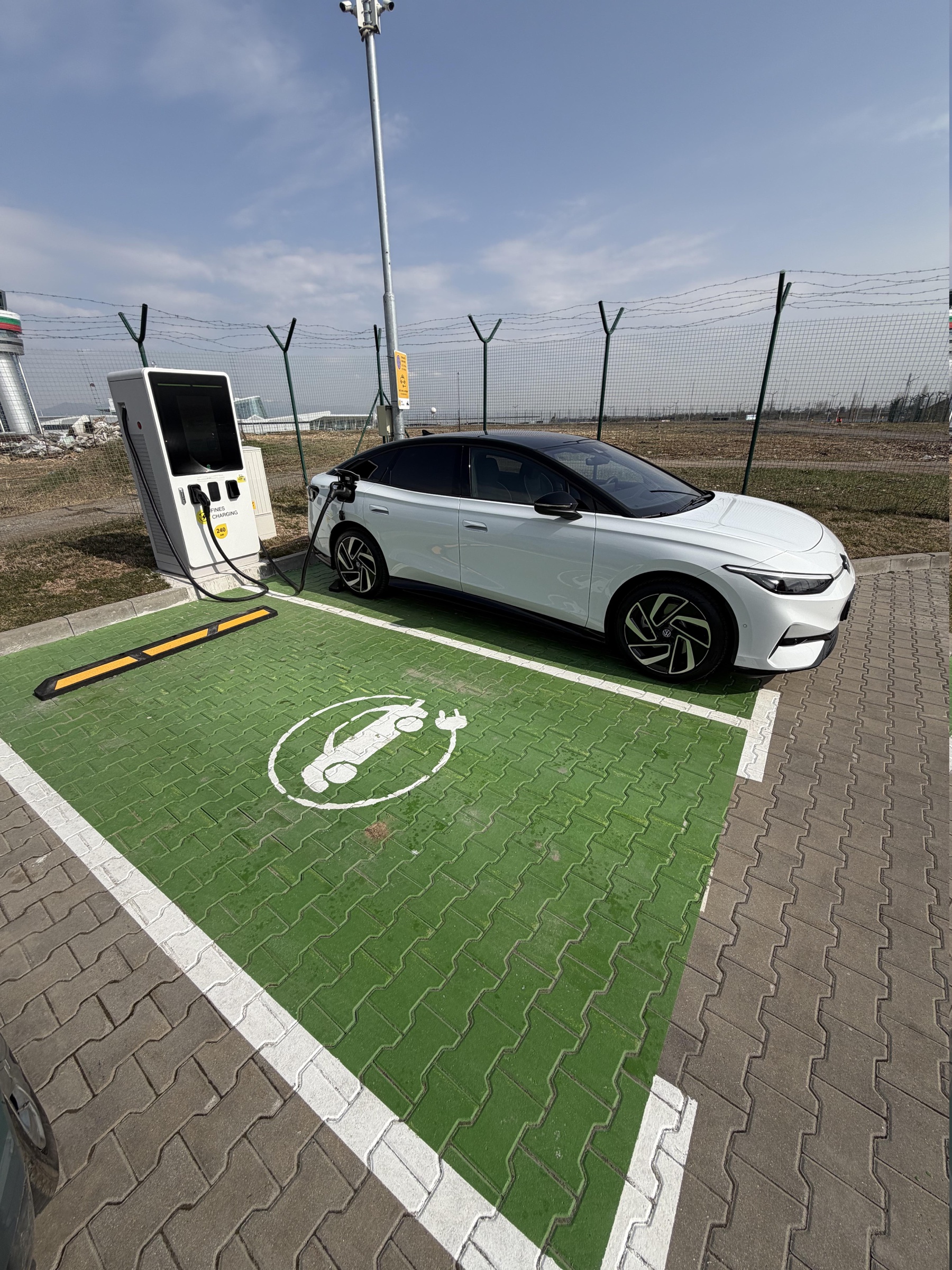 Бърза зарядна станция на Fines Charging на търговска локация